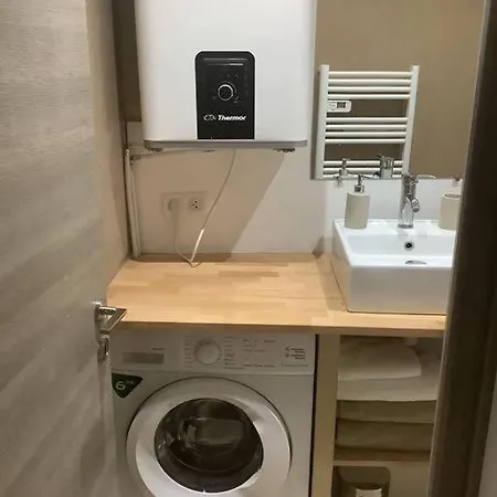 Deux Pieces Dans Le Vieil Safranier