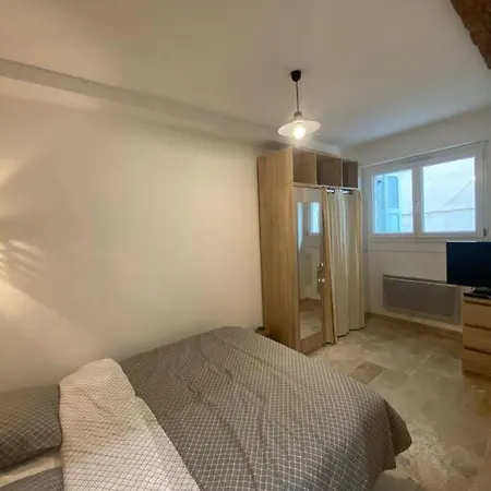 Deux Pieces Dans Le Vieil Safranier